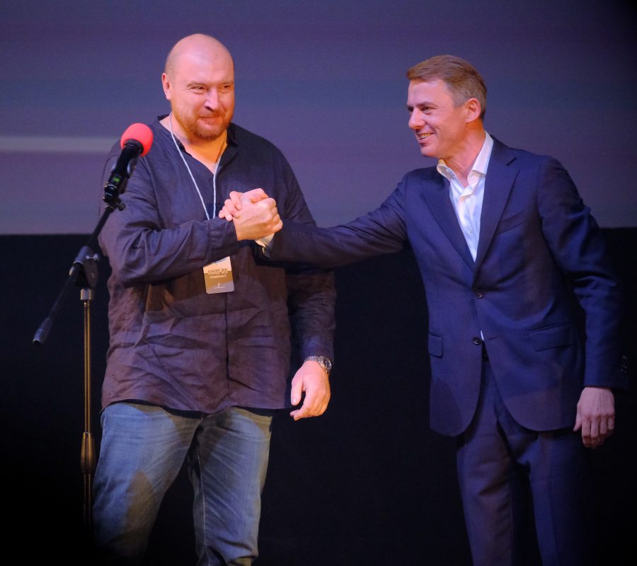 Игорь Петренко вручает приз Александру Аншютцу. Премия каскадеров "Альтер Эго-2021"