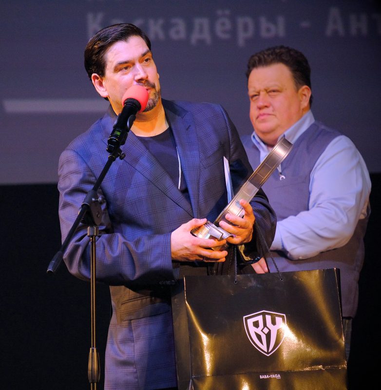 Продюсер Александр Бондарев вручает приз постановщику трюков Алексею Силкину. Премия каскадеров "Альтер Эго-2021"